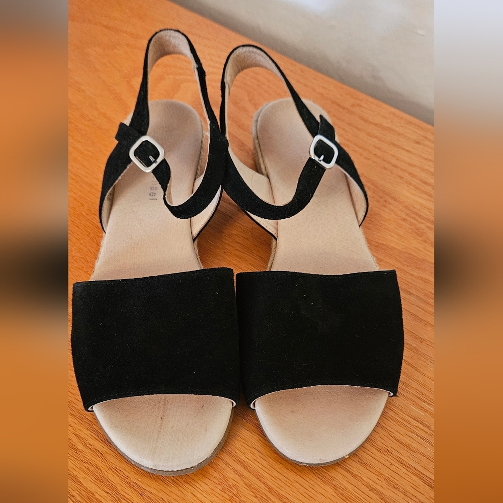 Women's Black Strap Sandals with Baguette Sole & Ankle Strap. Size 8